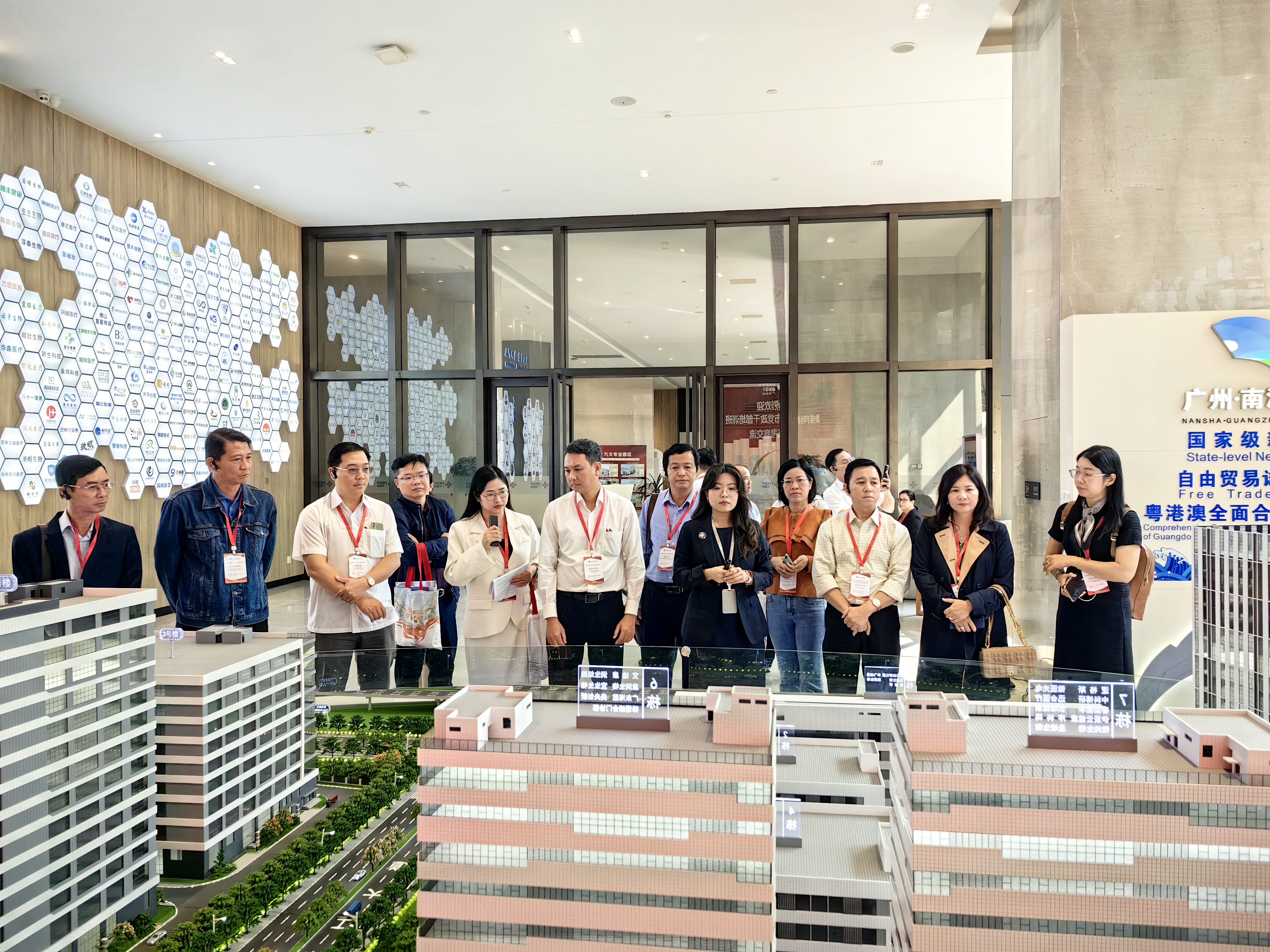 越南胡志明市黨政干部培訓班代表團蒞臨廣東醫(yī)谷考察交流